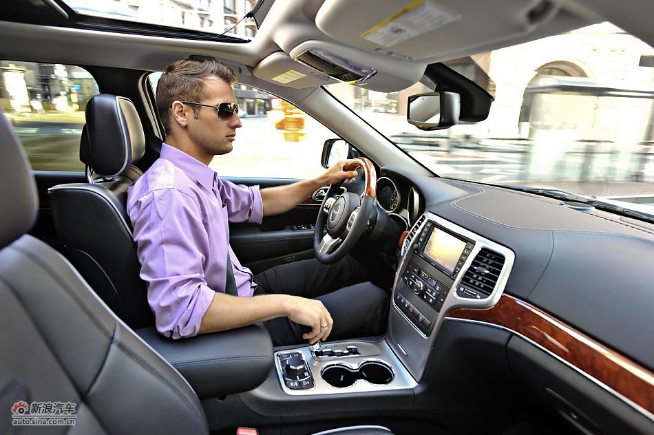 2011款大切诺基内饰