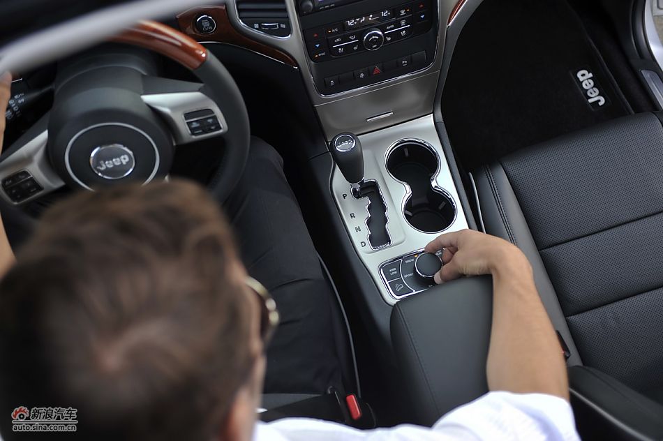 2011款大切诺基内饰