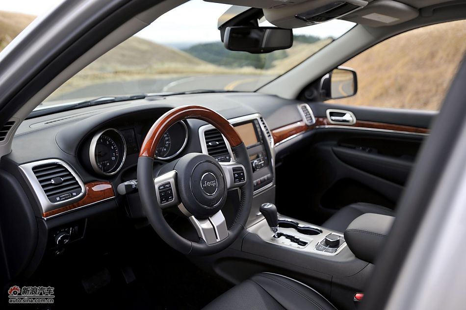 2011款大切诺基内饰