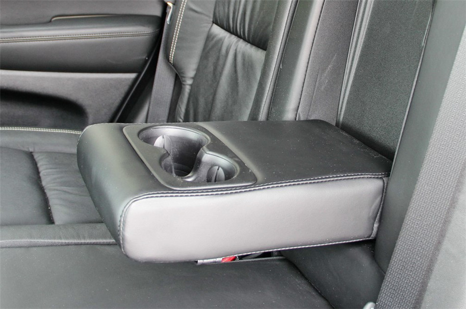 2014款 3.0L AT 舒适导航版 座椅空间