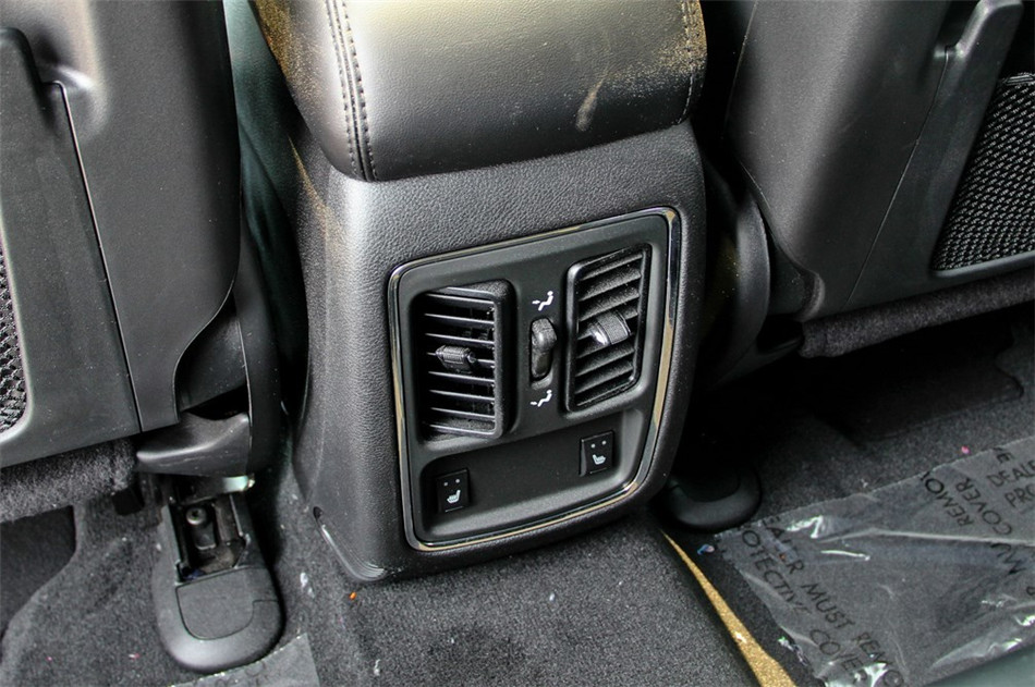 2014款 3.0L AT 舒适导航版 座椅空间