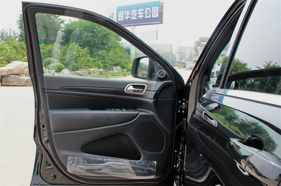 2014款 3.0L AT 舒适导航版 座椅空间