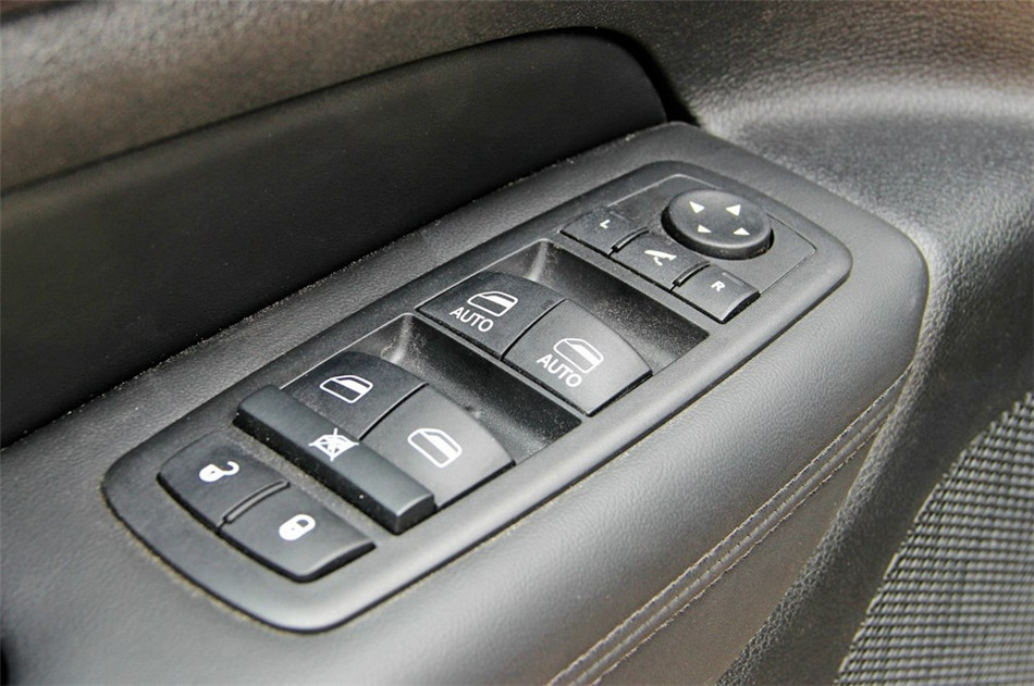 2014款 3.0L AT 舒适导航版 座椅空间