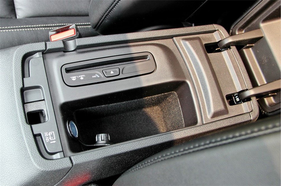 2014款 3.0L AT 舒适导航版 座椅空间