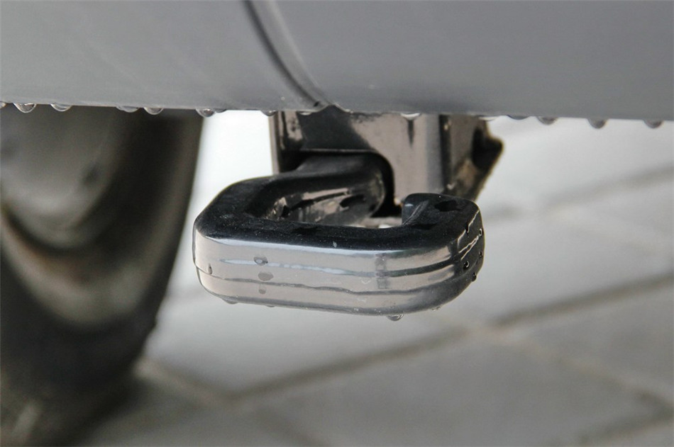 2014款 3.0L AT 舒适导航版 引擎底盘