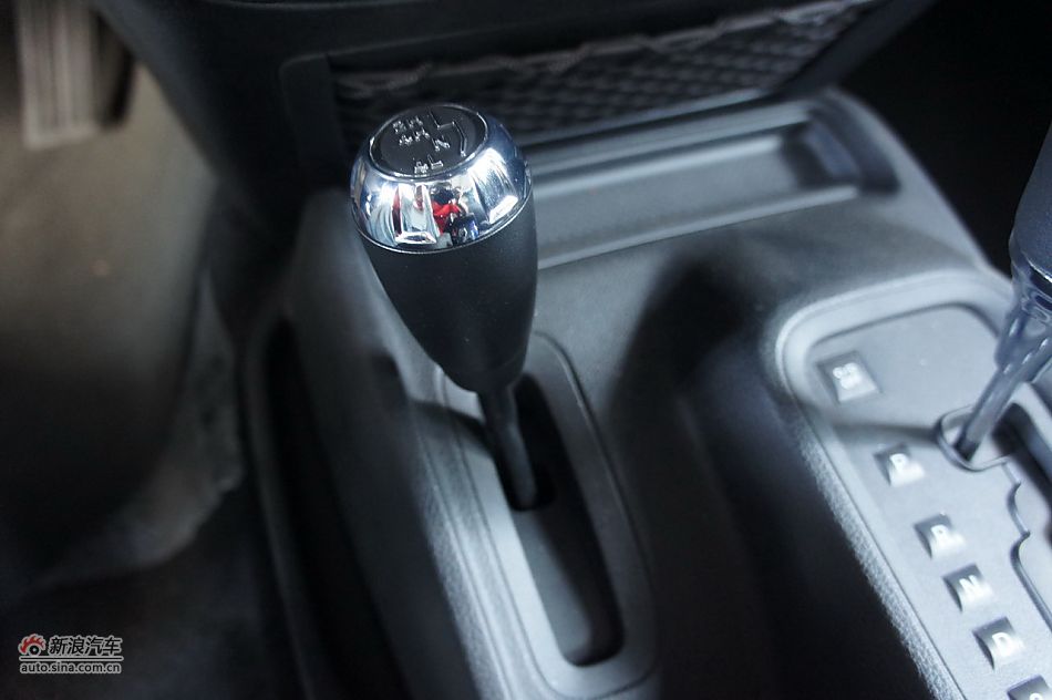 2011款吉普牧马人Sahara四门款