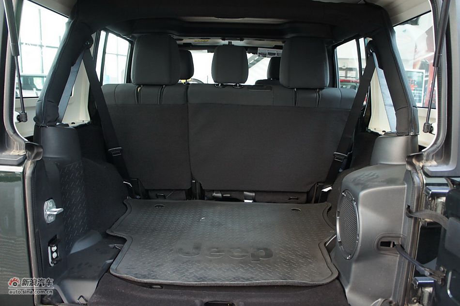 2011款吉普牧马人Sahara四门款