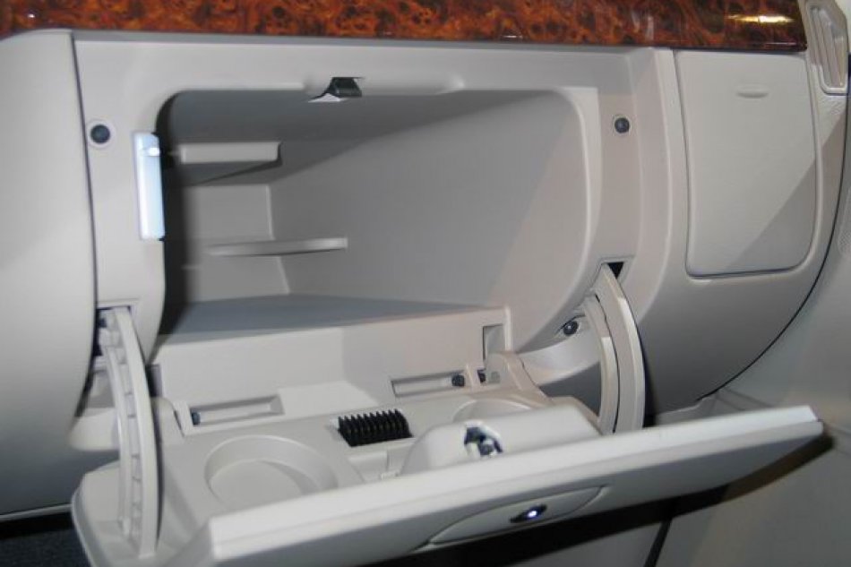 奔驰Viano商务车的手套箱