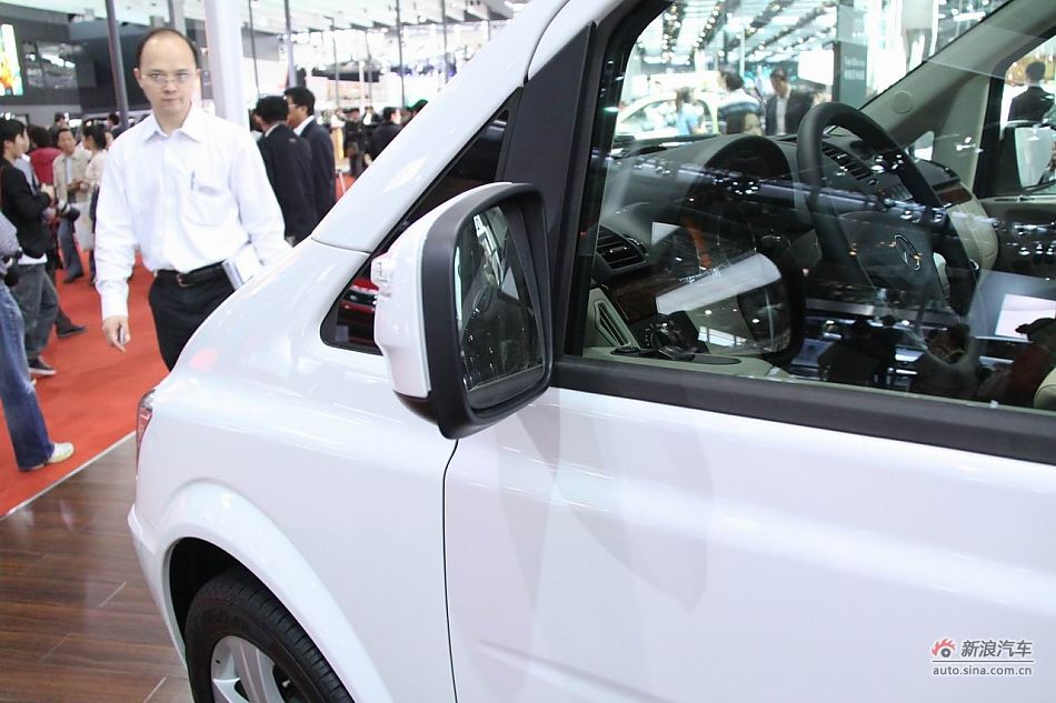 福建戴姆勒新唯雅诺导航版