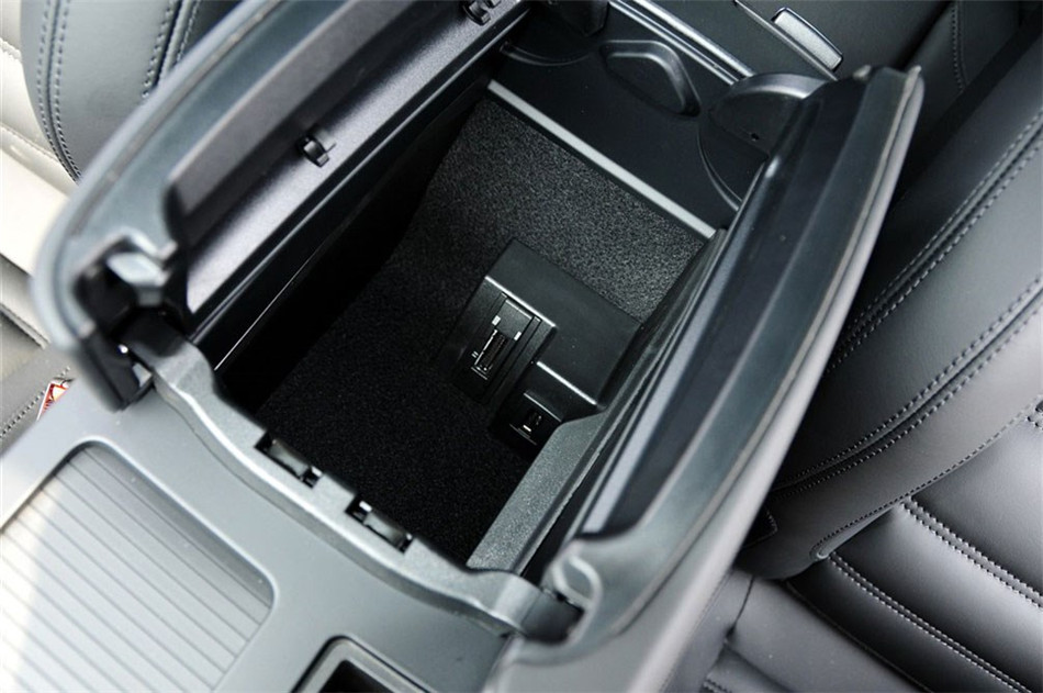 2012款 6.2L AT Coupe动感型 座椅空间