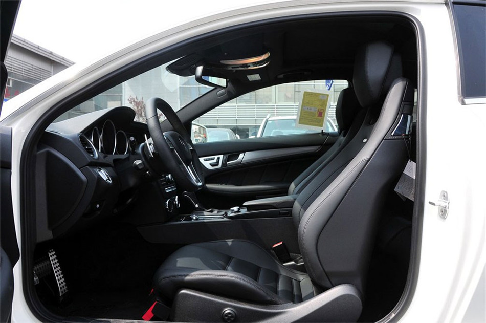 2012款 6.2L AT Coupe动感型 座椅空间