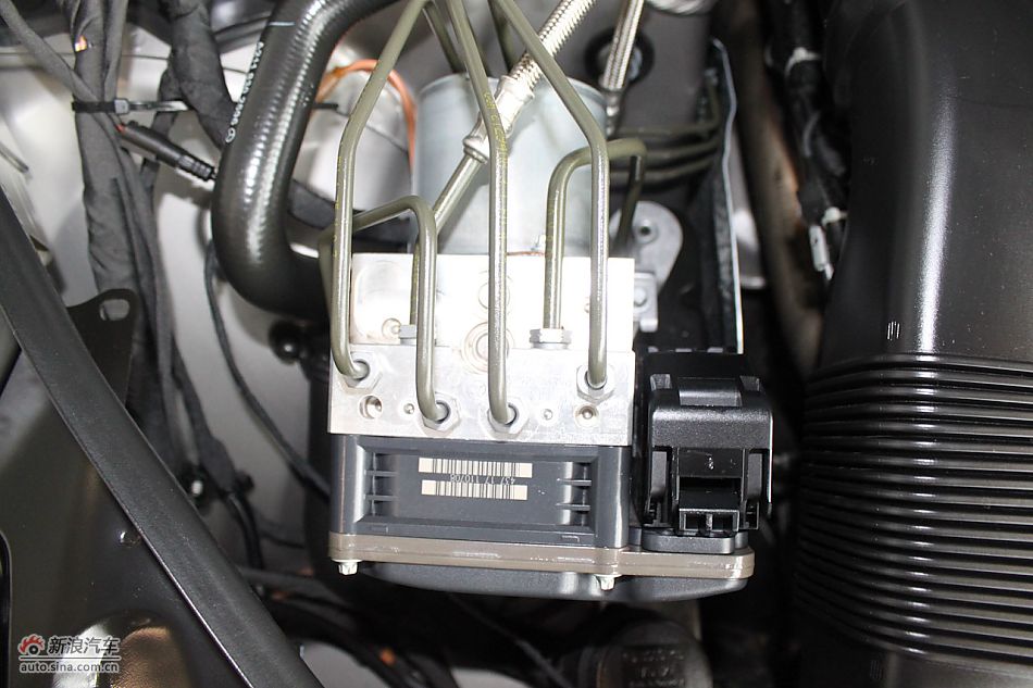 2010款CLC63AMG发动机及悬挂