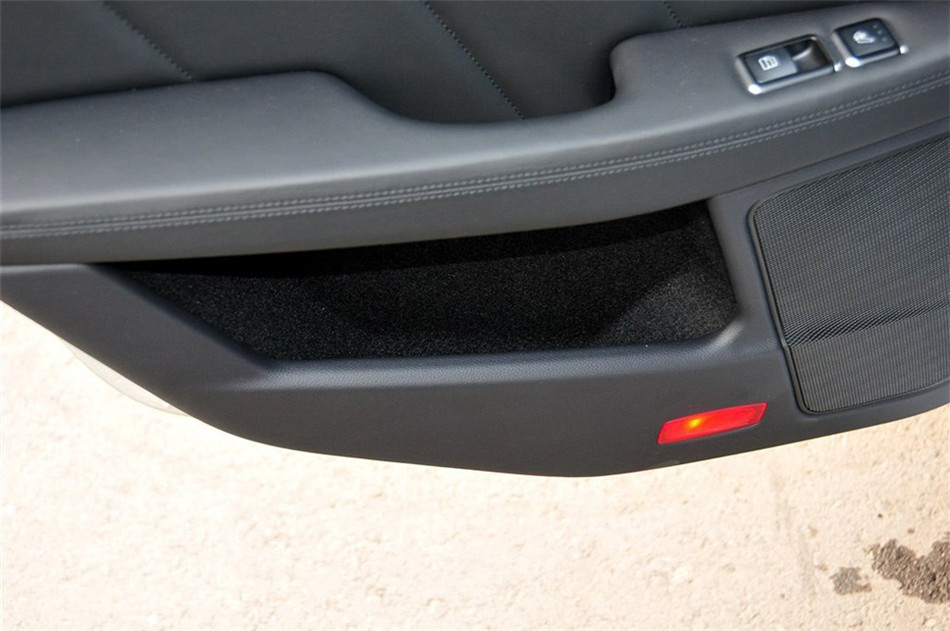 新奔驰CLS63 AMG 2012款 5.5L AT 座椅空间