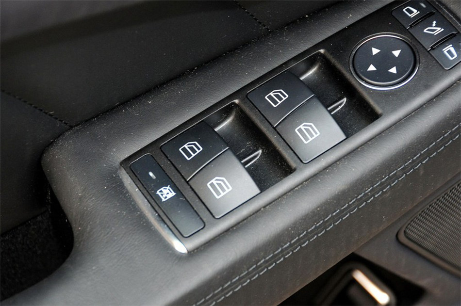 新奔驰CLS63 AMG 2012款 5.5L AT 座椅空间