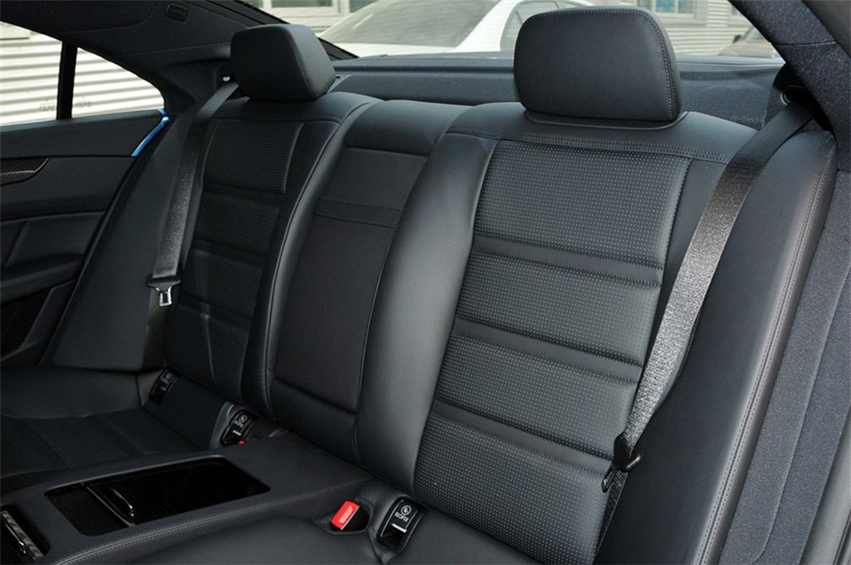 新奔驰CLS63 AMG 2012款 5.5L AT 座椅空间