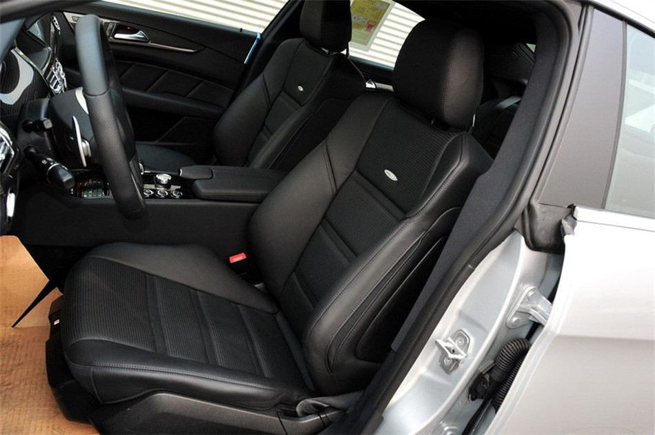 新奔驰CLS63 AMG 2012款 5.5L AT 座椅空间