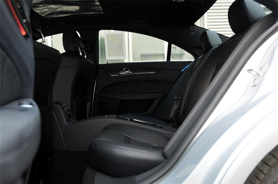 新奔驰CLS63 AMG 2012款 5.5L AT 座椅空间
