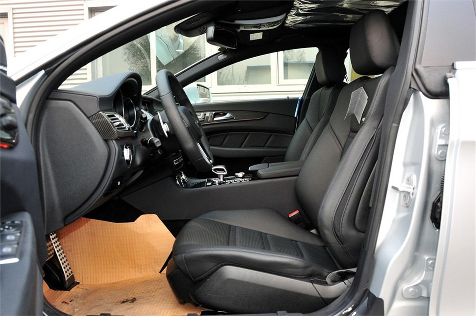 新奔驰CLS63 AMG 2012款 5.5L AT 座椅空间