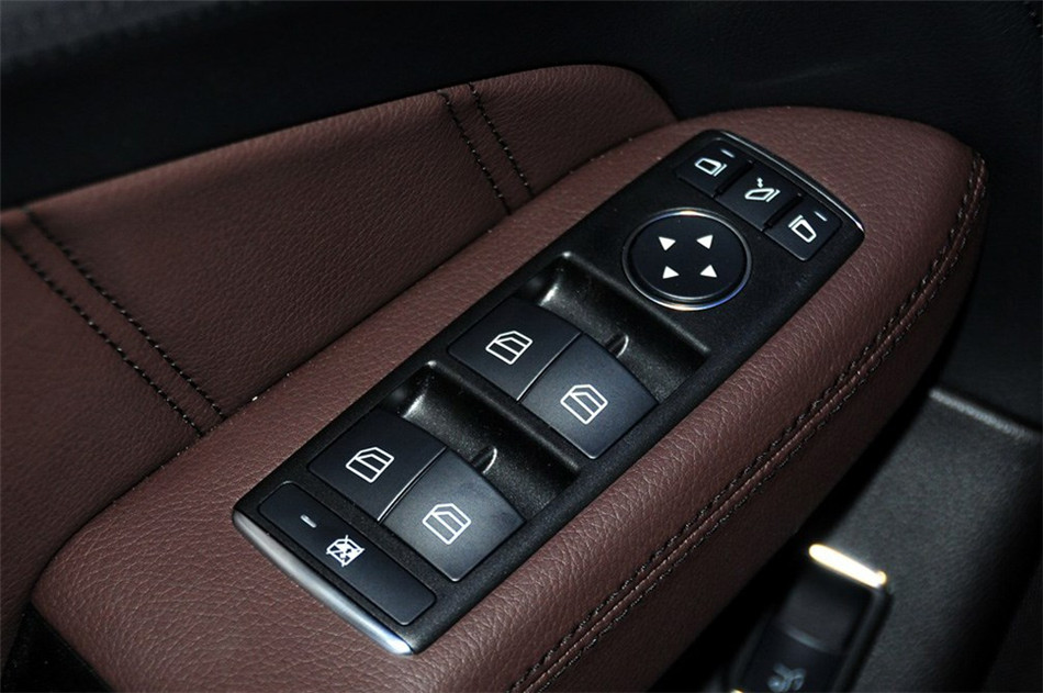 奔驰ML63 2012款 5.5T AT AMG 座椅空间