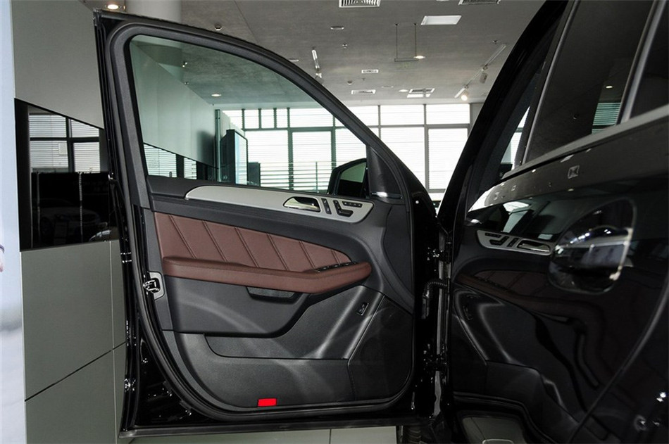 奔驰ML63 2012款 5.5T AT AMG 座椅空间