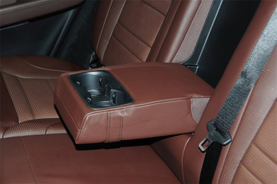 奔驰ML63 2012款 5.5T AT AMG 座椅空间