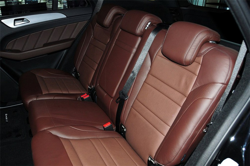 奔驰ML63 2012款 5.5T AT AMG 座椅空间