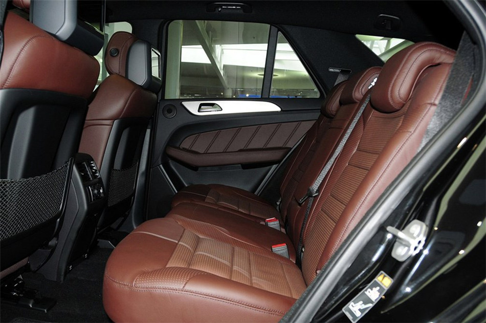 奔驰ML63 2012款 5.5T AT AMG 座椅空间