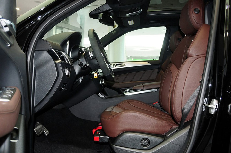 奔驰ML63 2012款 5.5T AT AMG 座椅空间