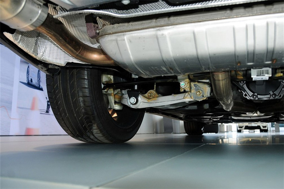 奔驰ML63 2012款 5.5T AT AMG 引擎底盘