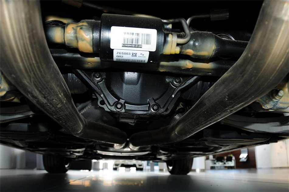 奔驰ML63 2012款 5.5T AT AMG 引擎底盘