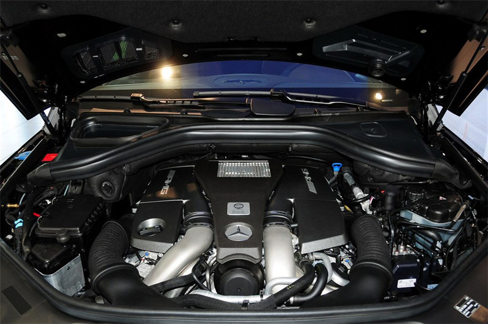 奔驰ML63 2012款 5.5T AT AMG 引擎底盘