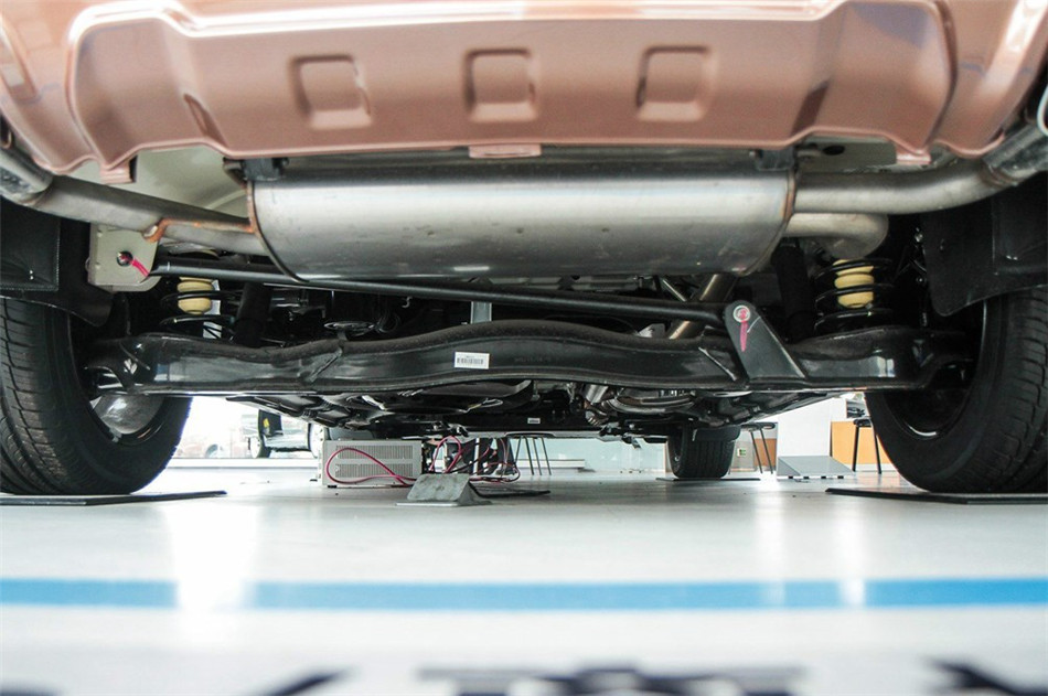 2014款 荣耀典藏版 2.2T AT 两驱智慧型 引擎底盘