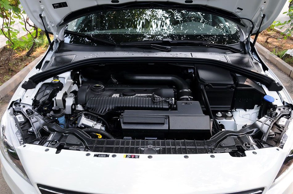 2014款 2.0T T5 智逸版 引擎底盘