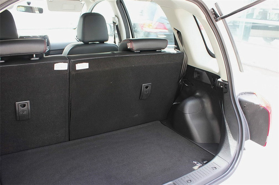 2014款 1.5L 两驱 MT 舒适型 座椅空间