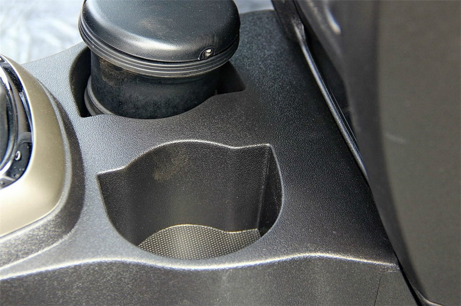 2014款 1.5L 两驱 MT 舒适型 座椅空间