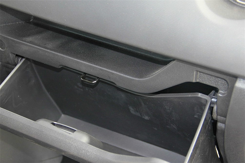 2014款 1.5L 两驱 MT 舒适型 座椅空间