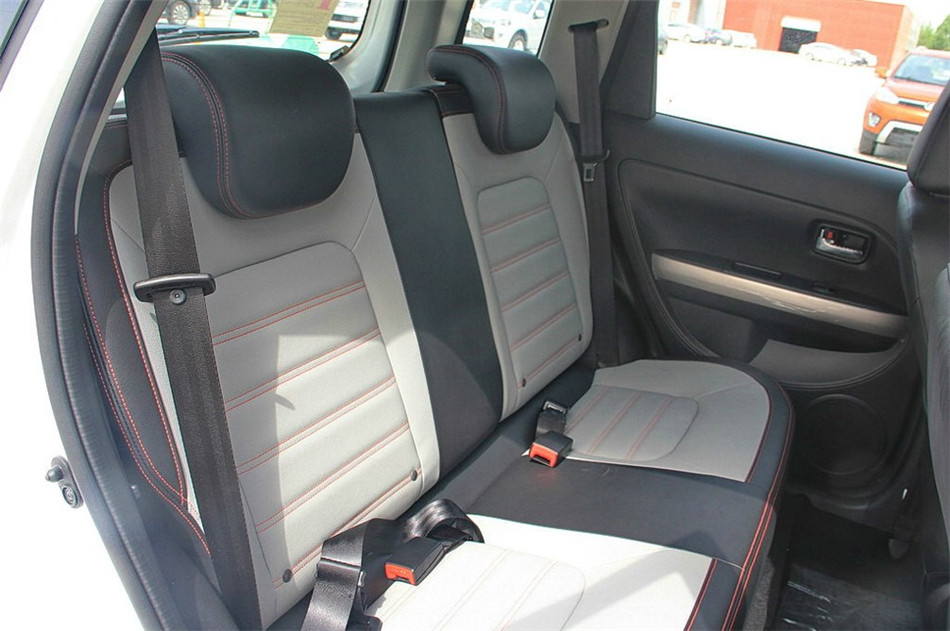2014款 1.5L 两驱 MT 舒适型 座椅空间