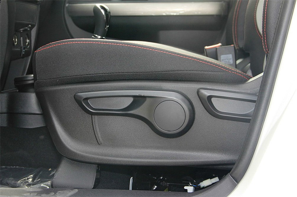 2014款 1.5L 两驱 MT 舒适型 座椅空间