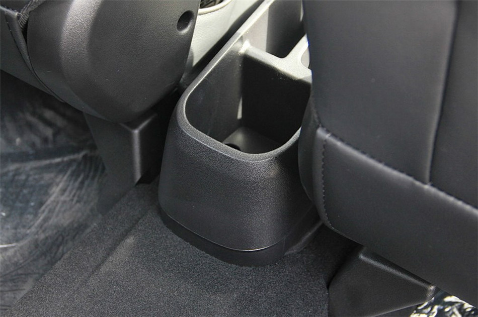 2014款 1.5L 两驱 MT 舒适型 座椅空间