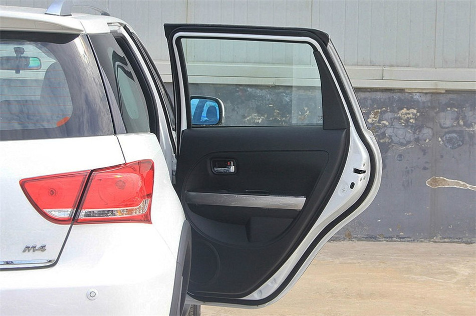 2014款 1.5L 两驱 MT 舒适型 座椅空间