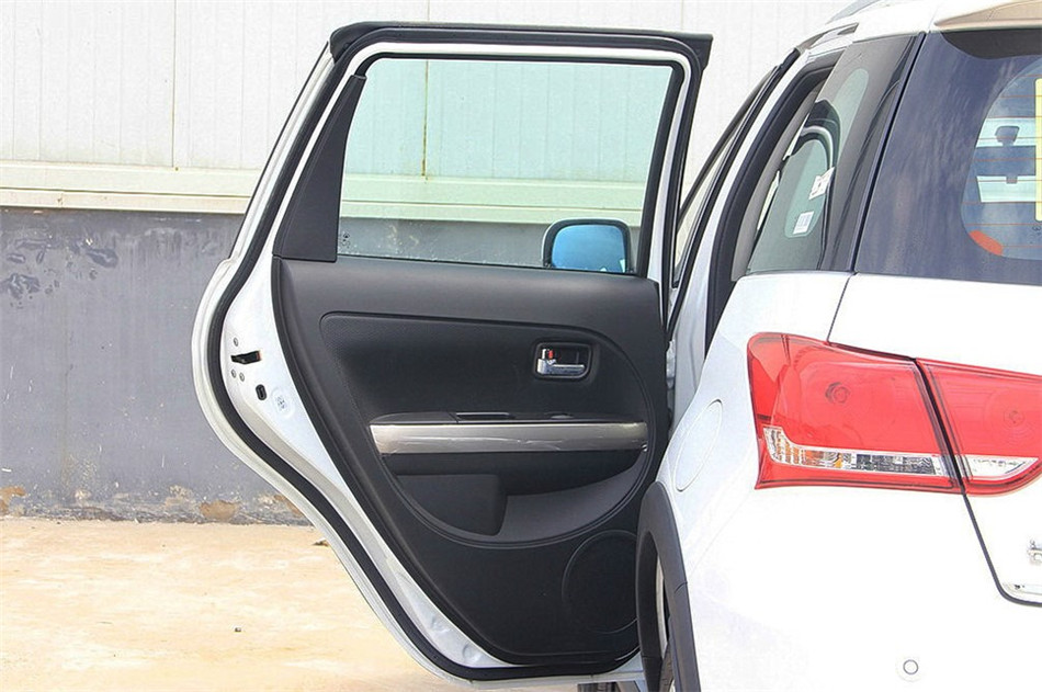 2014款 1.5L 两驱 MT 舒适型 座椅空间