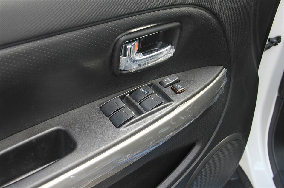 2014款 1.5L 两驱 MT 舒适型 座椅空间