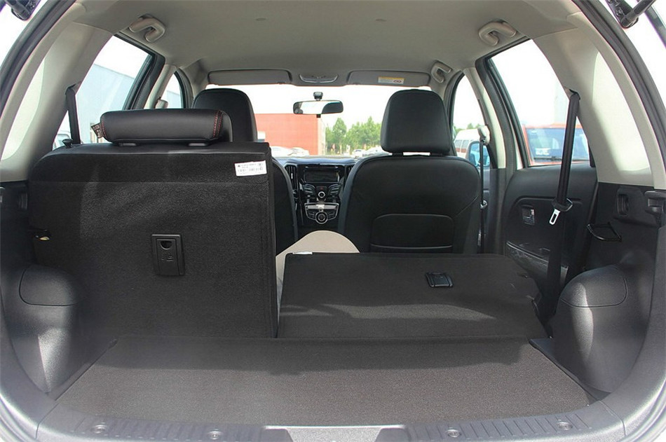 2014款 1.5L 两驱 MT 舒适型 座椅空间