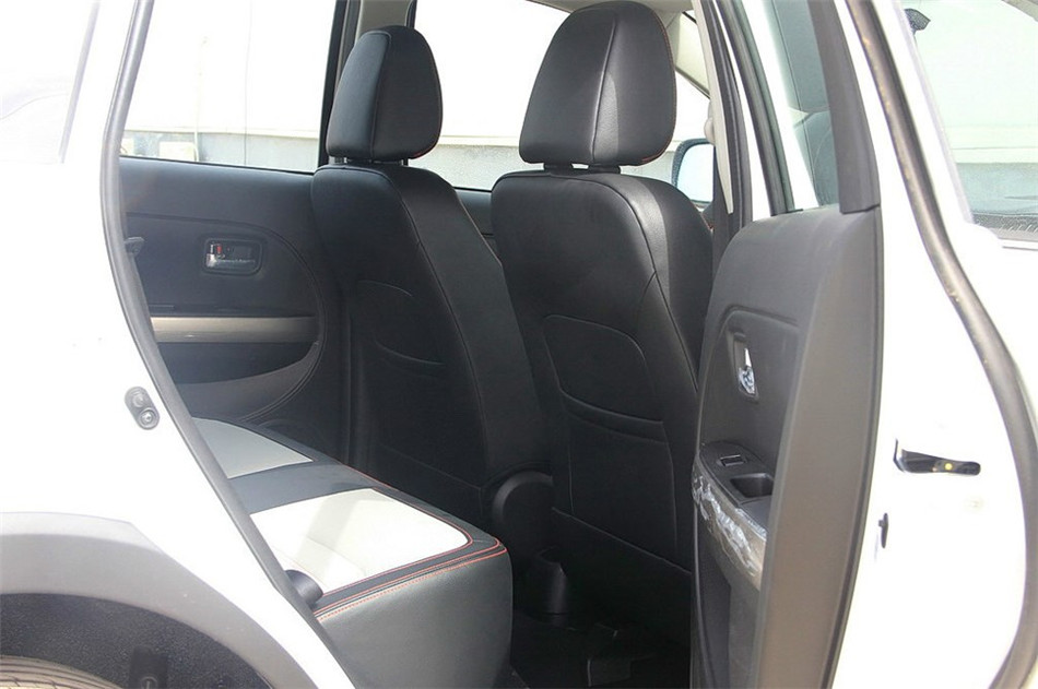 2014款 1.5L 两驱 MT 舒适型 座椅空间