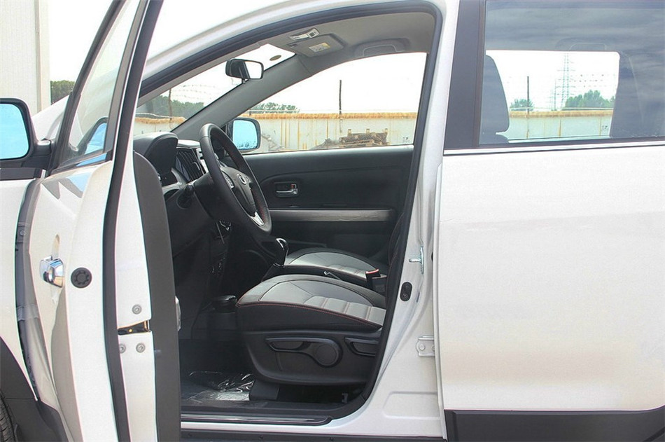 2014款 1.5L 两驱 MT 舒适型 座椅空间