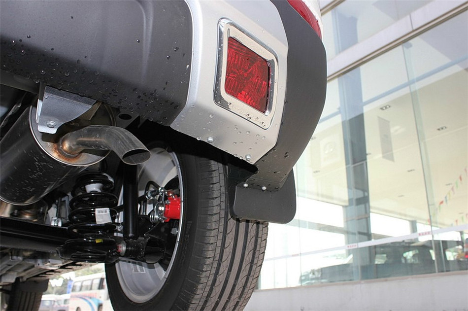 2014款 1.5L 两驱 MT 舒适型 引擎底盘