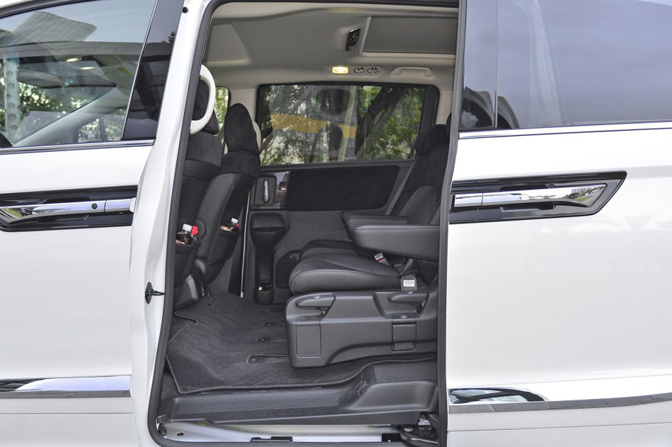 2016款 2.4L 舒适版 座椅空间