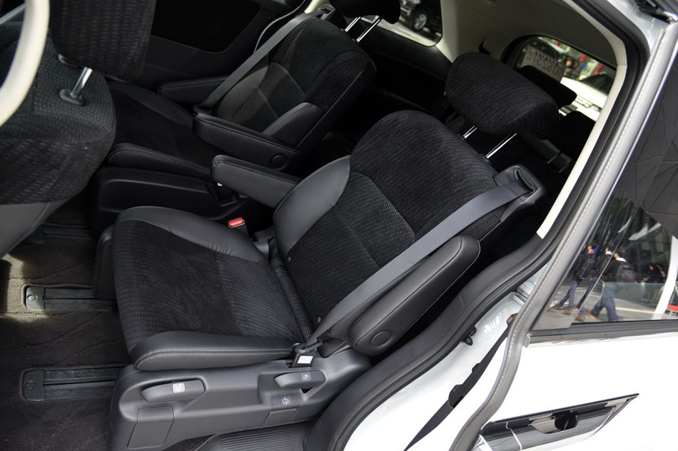 2016款 2.4L 舒适版 座椅空间