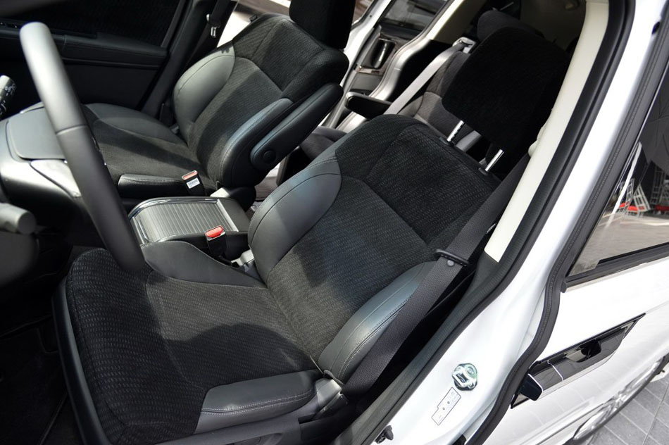 2016款 2.4L 舒适版 座椅空间