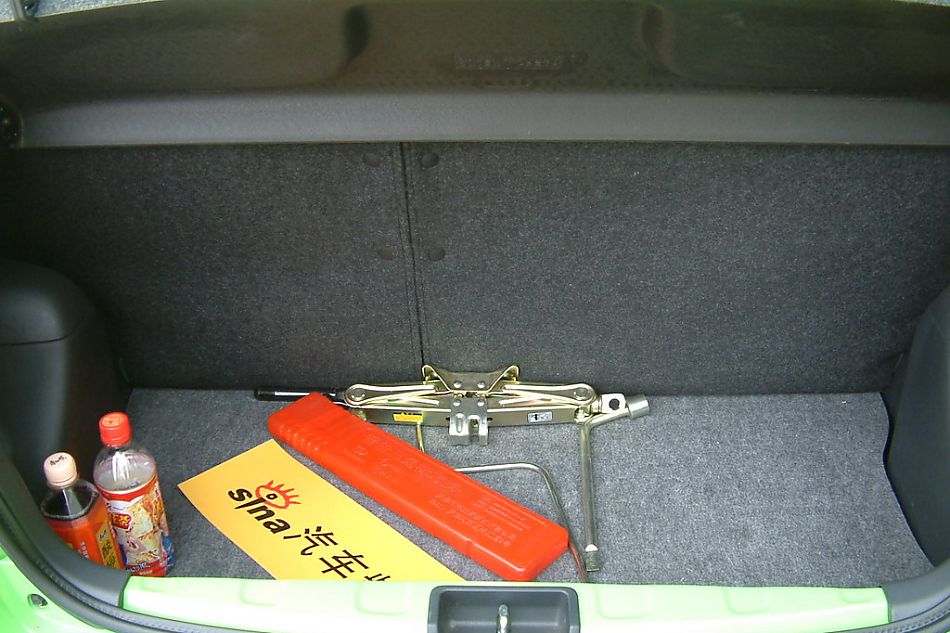 天津一汽威姿后备厢